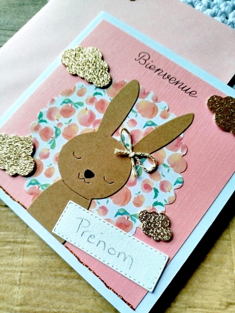 Carte de naissance personnalisable, bienvenue nouveau né, bébé fille. Fait main. Tendre et élégante. Rose, vert et marron. Doudou lapin image 2