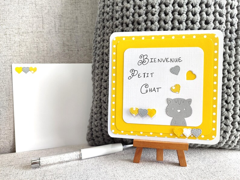 Carte Naissance. Félicitations. Carte fait main. Jaune et gris. Tendre. Bienvenue petit chat. Coeur. afbeelding 1