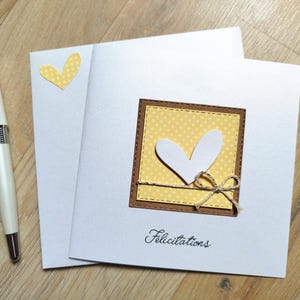 Carte fait main. félicitations. Mariage ou naissance. Tendre. Jaune et beige. Coeurs. Unique