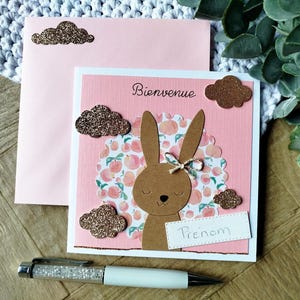 Carte de naissance personnalisable, bienvenue nouveau né, bébé fille. Fait main. Tendre et élégante. Rose, vert et marron. Doudou lapin
