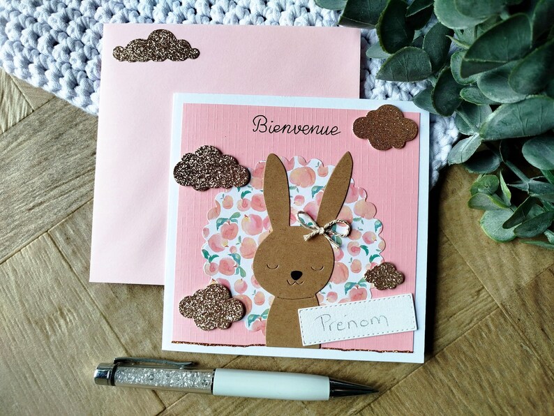 Carte de naissance personnalisable, bienvenue nouveau né, bébé fille. Fait main. Tendre et élégante. Rose, vert et marron. Doudou lapin image 1