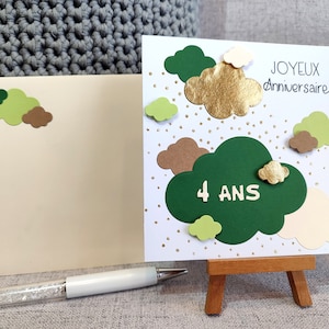 Carte anniversaire personnalisable enfant. Carte fait main. Fille ou garçon. Vert et or. Nuage