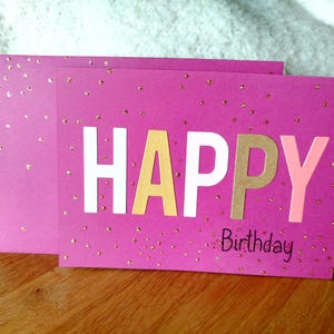 Carte Happy Birthday. Fait main. Femme. Adolescente. Fille. Rose, fushia, jaune et beige. Moderne. Unique. Originale. Carte Bon Anniversaire
