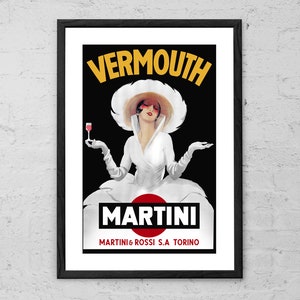 Può includere: Annuncio vintage di Martini & Rossi Vermouth con una donna in abito e cappello bianchi che tiene un bicchiere di vino rosso. Il testo recita "Vermouth Martini Martini & Rossi S.A. Torino".