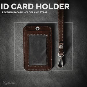 Peut inclure: Porte-carte d'identité en cuir marron avec une fenêtre en plastique transparent et une dragonne en cuir marron assortie avec un fermoir argenté. Le texte "ID CARD HOLDER" et "LEATHER ID CARD HOLDER AND STRAP" est imprimé en blanc sur fond noir.