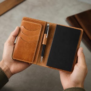 Cartera Field Notes de piel auténtica, portapasaportes, funda para cuaderno de viaje con ranuras para tarjetas y portabolígrafos.