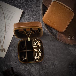 Organizzatore di gioielli in pelle / Scatola per gioielli personalizzata in pelle per damigelle d'onore / Scatola per gioielli da viaggio Regalo per le madri Sposa / Custodia da viaggio in pelle