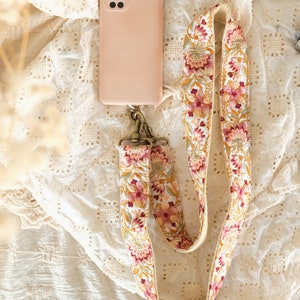 Handgemaakte telefoonkoord Bagstrap Camerariem Indiase bloemen borduurwerk roze crème oranje zijde crème katoen seizoenscadeau cottagecoreLILY LIGHT