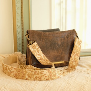 Handgemaakte Phonecord Bagstrap Camera'strap Indiase zijden bloemen borduurwerk crème gouden cottagecore seizoensgebonden geschenk kerstmis glitter LOTUS LIGHT