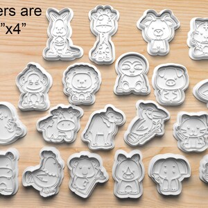 Puede incluir: Un conjunto de 18 cortadores de galletas de pl&aacute;stico blanco con forma de varios animales, incluyendo una jirafa, un le&oacute;n, un mono, un p&aacute;jaro, un camello, un hipop&oacute;tamo, un pavo real, un flamenco, una foca, una vaca, un cerdo, un conejo, un gato, un perezoso, un tuc&aacute;n, un rinoceronte, un elefante y un pollo. Los cortadores miden aproximadamente 7,6 cm por 10,2 cm. Cutters are ~3"x4"
