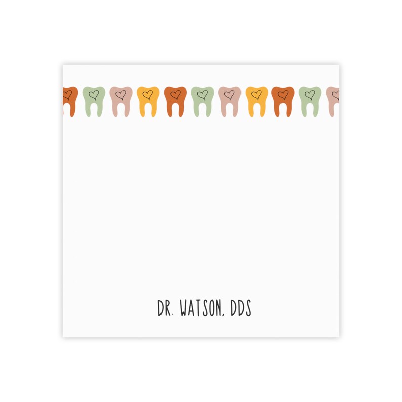 K&ouml;nnte beinhalten: Eine wei&szlig;e Karte mit einem Rand aus bunten Z&auml;hnen mit Herzen darin. Der Text "DR. WATSON. DDS" befindet sich am unteren Rand der Karte.