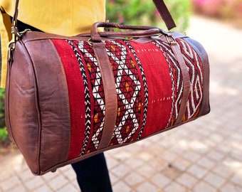 Handgemaakte kelim-plunjetas van leer en berber: vintage reisweekender