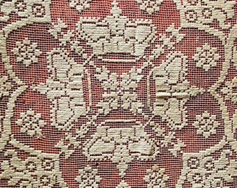 Very rare filet bedspread from the 18th century, of historical value, decorated with the crown of the Holy Roman Empire, geometric motifs and flowers.