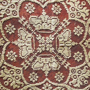 Rarísima colcha de filete del siglo XVIII, de valor histórico, decorada con la corona del Sacro Imperio Romano, motivos geométricos y flores.