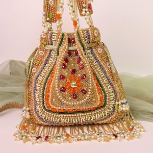 Puede incluir: Una taza de cerámica blanca con asa negra y el texto "But First, Coffee" en negrita negra. La taza se encuentra sobre un fondo borroso, sugiriendo un ambiente acogedor.