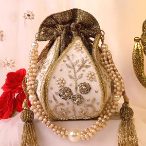 Zardozi Bestickte Weiße Lotus Potli Tasche: Indische Hochzeit Brauttasche