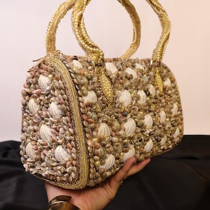 Bolso de conchas doradas, bolso adornado con conchas de coral, bolso con perlas y conchas, bolso de playa bohemio, regalo para dama de honor, regalo para ella