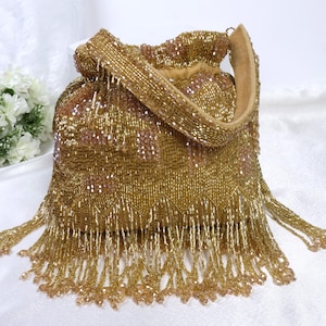 Goldene Potli Tasche mit Kristall Quasten und Cutdana Perlen Verzierungen, Brauttasche, Hochzeit Clutch, indisches handgefertigtes Potli, Geschenk für Sie