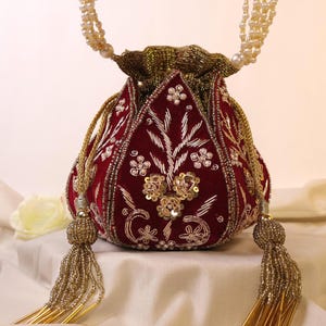 Potli Lotus rouge | Sac potli bordeaux | Potli lotus brodé de Zardozi | Porte-monnaie indien artisanal | Sac de soirée | Pochette de mariée