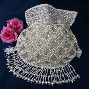 Weiße Perle Perlen Potli Tasche mit Jakobsmuschel Design | Gestickte Kordelzug-Brauttasche