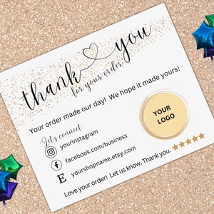 Könnte beinhalten: Eine weiße Dankeskarte mit goldenen Glitzerakzenten und den Worten "thank you for your order" in eleganter Schrift. Enthält Social-Media-Symbole und Platz für ein Logo. Dekorative sternförmige Luftballons im Hintergrund.