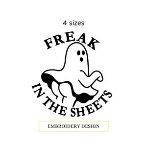 Pode incluir: Design de bordado em preto e branco de um fantasma com o texto "Freak in the sheets" e "4 tamanhos" e "Embroidery Design".