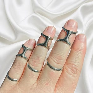 Elegant guldfärgad svanhalsskena för artritring | Justerbart hypermobilitetsstöd | Minimalistiska smycken med klubba för fingerleden | Knogring