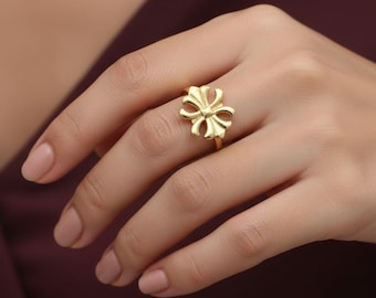Anel Flor de Lis em Ouro: Joia Delicada para o Dia a Dia