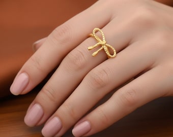 Anel com laço dourado, anel delicado com fita, joia estética e charmosa, anel marcante e fofo, presente para ela.
