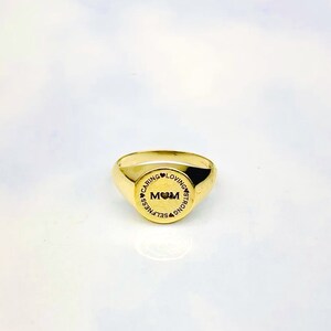 Engraved Mom Signet Ring – Gold Plated Mother&#39;s Day Gift with Loving Words