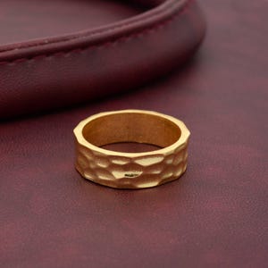 Hammered Gold Band Ring – Rustic Bold Men&#39;s Wedding Ring