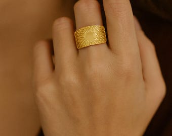 Anel de sinete dourado com efeito raio de sol, aliança texturizada com mandala, joia celestial boho para presente.