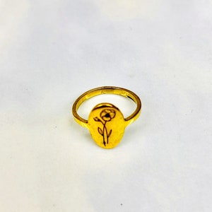 Gold Floral Signet Ring – Engraved Flower Oval Ring for Women