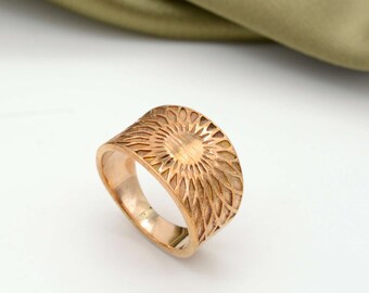 Anel de sinete dourado com efeito raio de sol, aliança texturizada estilo boho, anel com mandala gravada, joia ideal para presente.