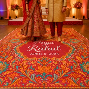 Op de afbeelding: Een levendige rode trouwgangloper met een ingewikkeld bloemmotief in oranje, teal en geel. De loper toont de namen "Priya & Rahul" en de datum "6 april 2024" in witte letters, wat een persoonlijk tintje geeft.