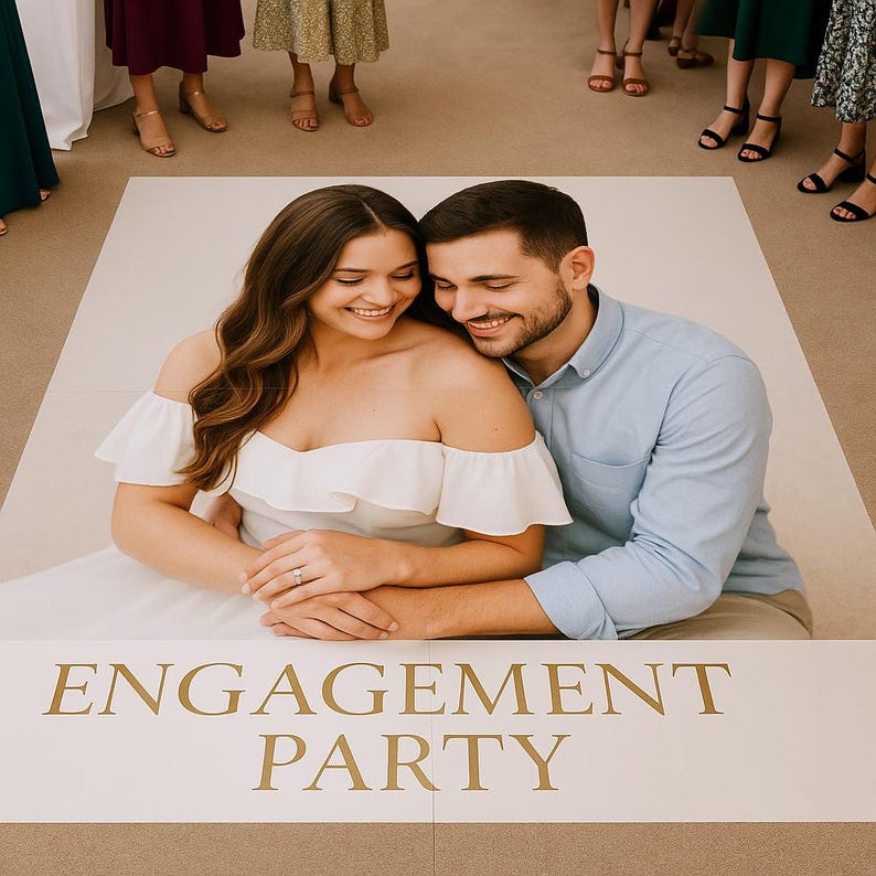 Op de afbeelding: Een lachend stel omhelst elkaar op een wit oppervlak. Gouden tekst luidt "ENGAGEMENT PARTY". De vrouw draagt een witte off-the-shoulder jurk. De man draagt een lichtblauw overhemd. Een feestelijke sc&egrave;ne.