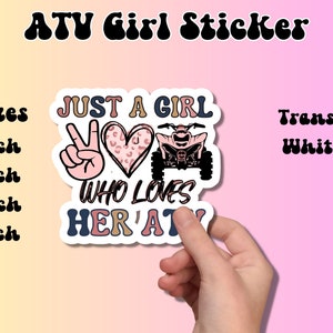 Könnte beinhalten: Ein Aufkleber mit einem rosa Peace-Zeichen, einem rosa Herz mit Leopardenmuster und einem schwarzen ATV. Der Aufkleber lautet "Just a girl who loves her ATV".