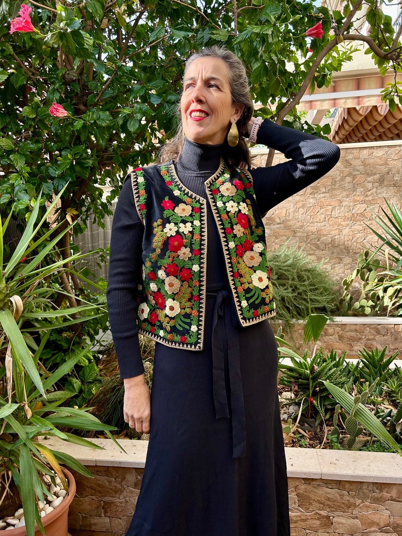 Gilet femme, noir, vintage, gilet femme, folk indien, ethnique, gilet, bohème, brodé, Suzani, boho, velours, velours, taille unique. image 1