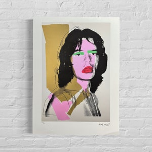 Puede incluir: Un retrato pop art colorido de una persona con cabello negro largo. La cara de la persona es rosa con sombra de ojos verde y labios rojos. El fondo es un collage de dorado, rosa y blanco.