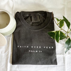 Psalm Glaube über Angst T-Shirt | Bibel Vers Shirt | Christliche Ästhetik T-Shirt | Minimales christliches T-Shirt | Komfortfarben
