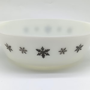 Puede incluir: Plato para hornear de cerámica blanca con diseños de copos de nieve negros.