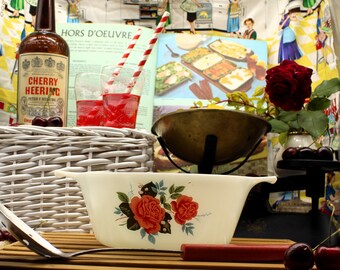 Pyrex &quot;Cottage Rose&quot; 1970-73 0.8 L/1.5pt Vintage Collectable Red Rose Pattern Pyrex JAJ Bakeware Oven to Tableware Milk Glass Casserole Dish