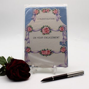 vintage Die Cut Félicitations pour votre carte de fiançailles. Swags et Roses. Enveloppe originale et cellophane, imprimée au Royaume-Uni. C inutilisé des années 1960-70