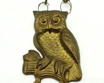 Vintage Brass Owl Key Holder Owl Wall Hanger with Original Hanging Chain & 5 hooks. c 1970s. Kitsch Midcentury Wall Decor.