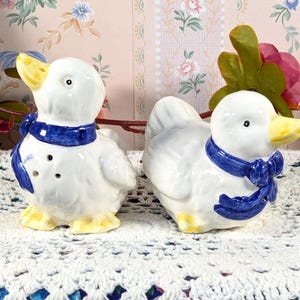 ヴィンテージ ブルーリボン ガチョウまたはアヒル セラミック ソルト＆ペッパーシェーカー クルーエットセット ブルーリボン 1980年代 アヒル 刻印 36 キッチュ カントリーキッチン おばあちゃんのコア