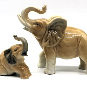 Vintage Elefant und Baby von John Buck Japan MCM Elefant Porzellan Keramikfiguren Mutter Baby Glück Elefant Geschenk Statuen c 1970er Jahre.