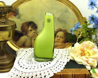 Vintage OKKSO Soliflore, Ikea Asymetric Green Cased Art Glass Vase. Qualità artigianale Made in China. Design svedese retrò da collezione C 1999.
