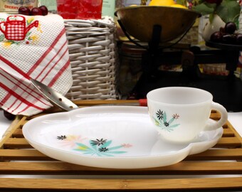 Milk Glass Atomic Flower Patio Design Snack Set Mid Century Vintage Federal Glass Floral Leaf. Kitsch Retro Ditsy 1950s Milk Glass Tableware