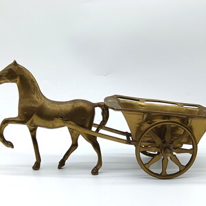 Vintage Mid Century Pferd und Wagen aus massivem Messing mit beweglichen Rädern. MCM Horse & Carriage Messing Metall Patina Pferdewagen Cottage Core ca. 1950er Jahre.