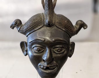 Afrykańska maska z brązu odlewana w piasku z XIX wieku